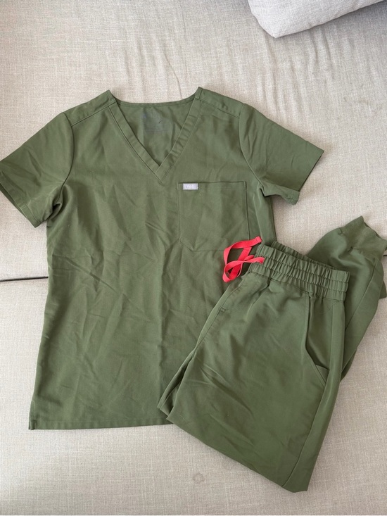 Figs Tops - Figs Womens Green Scrub Top And Joggers Set